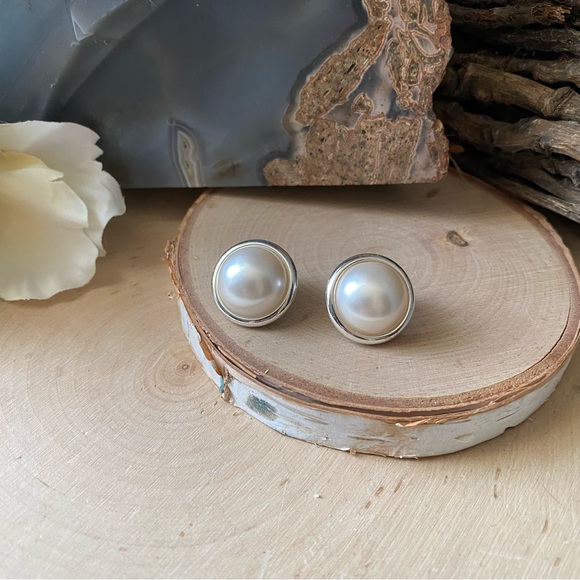 Vintage- Silver tone and faux Pearl Button Style Stud Earrings - Picture 5 of 7
